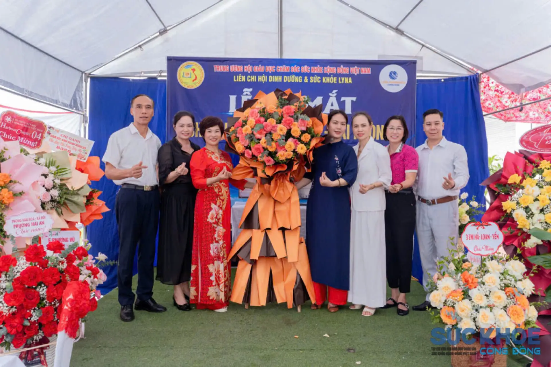 Các đơn vị tặng hoa chúc mừng Chi hội Giáo dục chăm sóc sức khỏe cộng đồng Lê Tiến (Ảnh: PV)