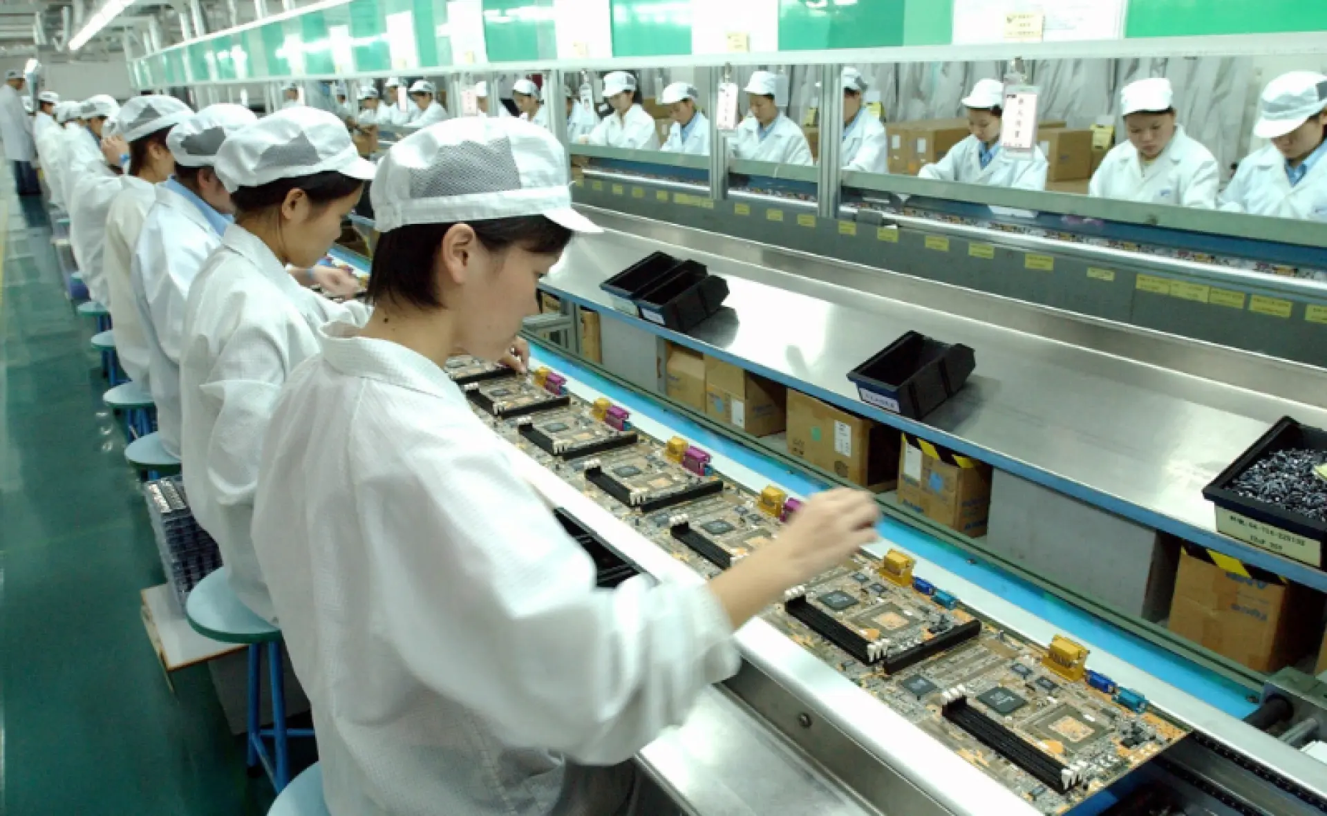 Tuyển 4 Nữ thao tác sản xuất lắp ráp các linh kiện điện tử