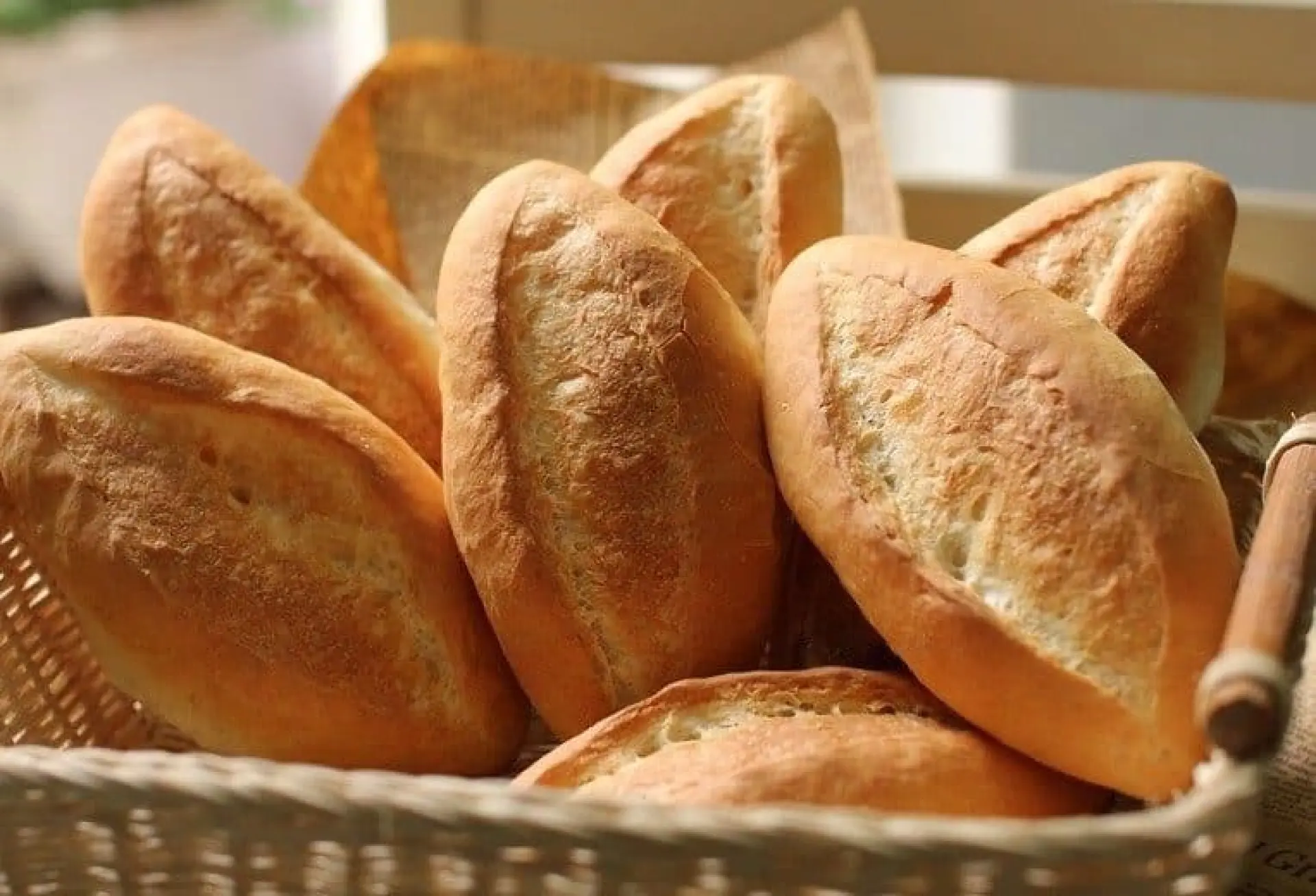 Tuyển 3 Nam sản xuất bánh mì
