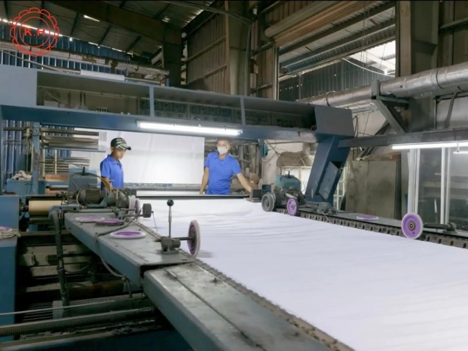 Tuyển 6 Nam thao tác máy vuốt sợi