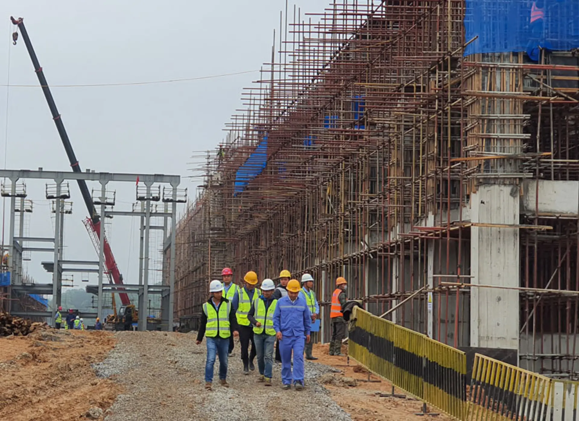 Tuyển 12 Nam xây dựng công trình