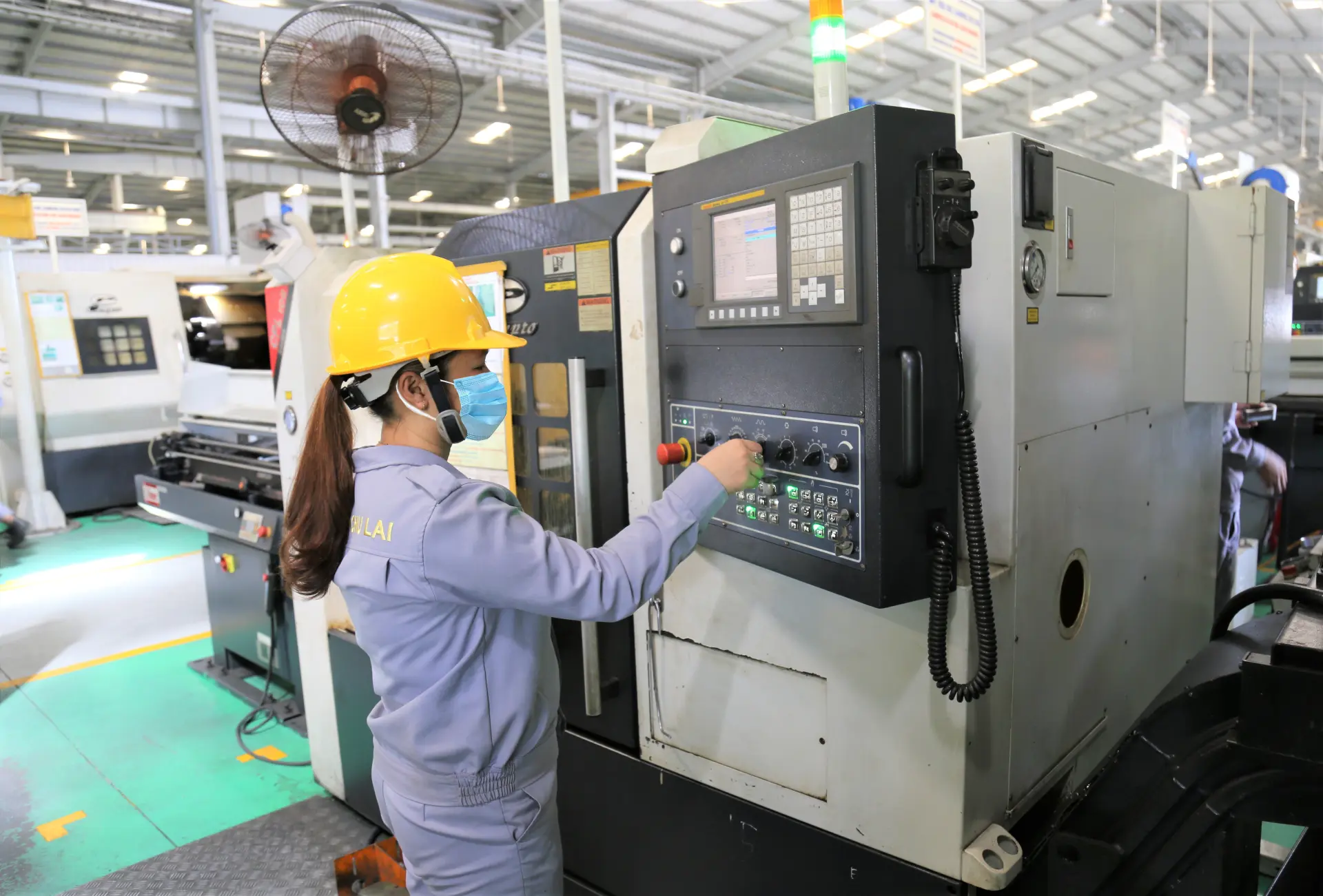 Tuyển 2 Người thao tác máy CNC