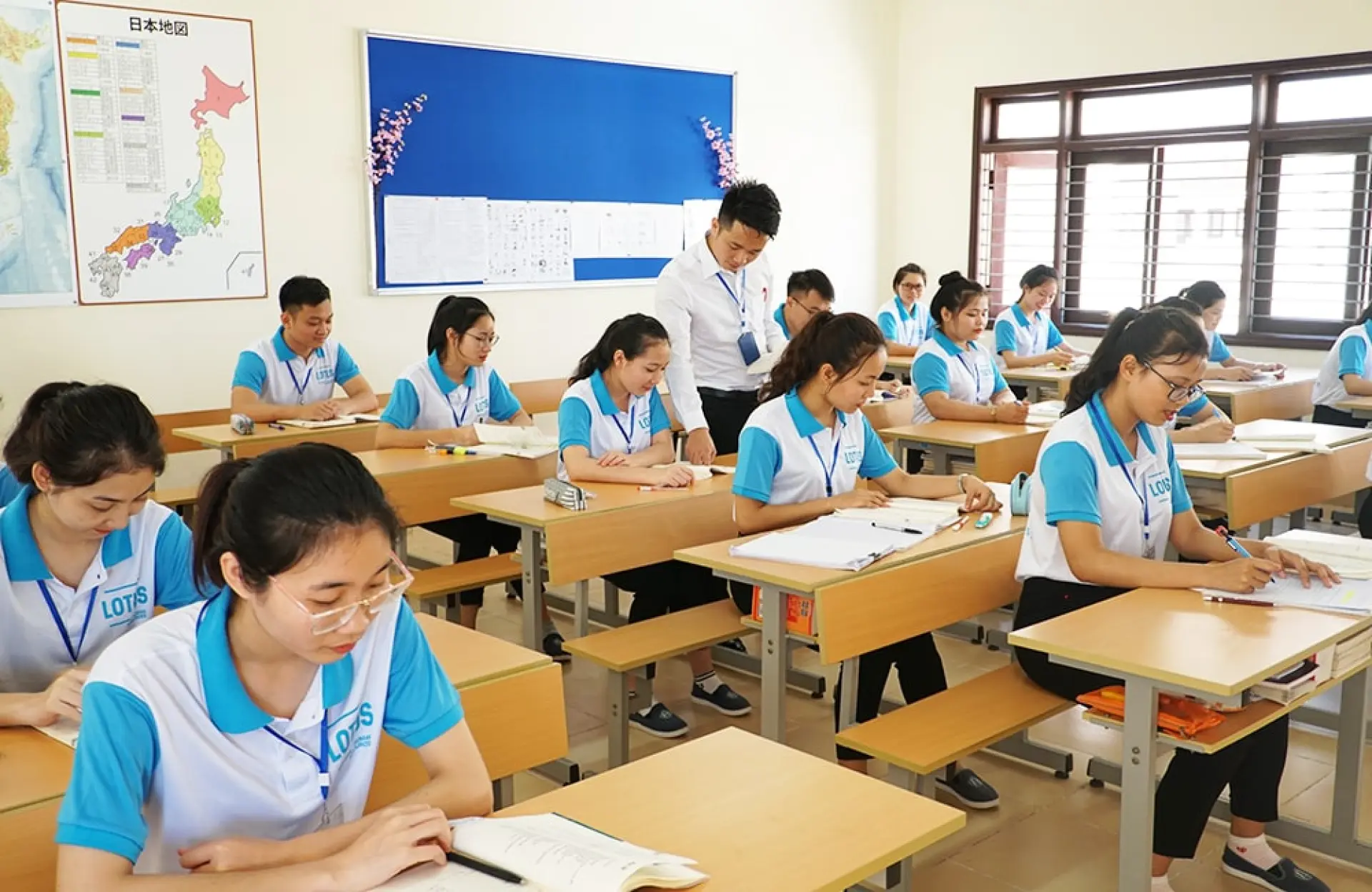 Thăm lớp học của Trung tâm đào tạo Lotus Human Resources một chiều nắng nóng