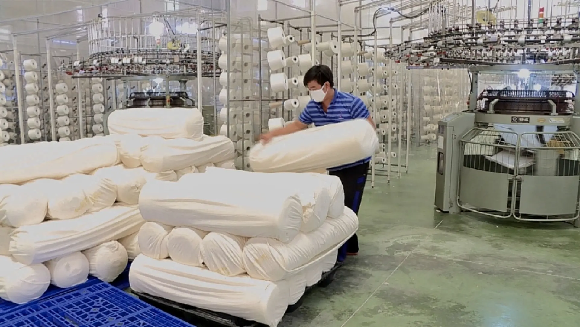 Tuyển 4 Nam thao tác máy dệt vải
