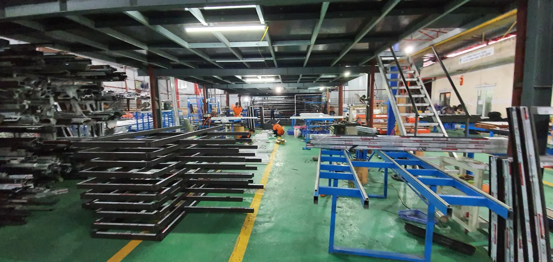 Tuyển 2 Nam sản xuất khung, cửa nhôm