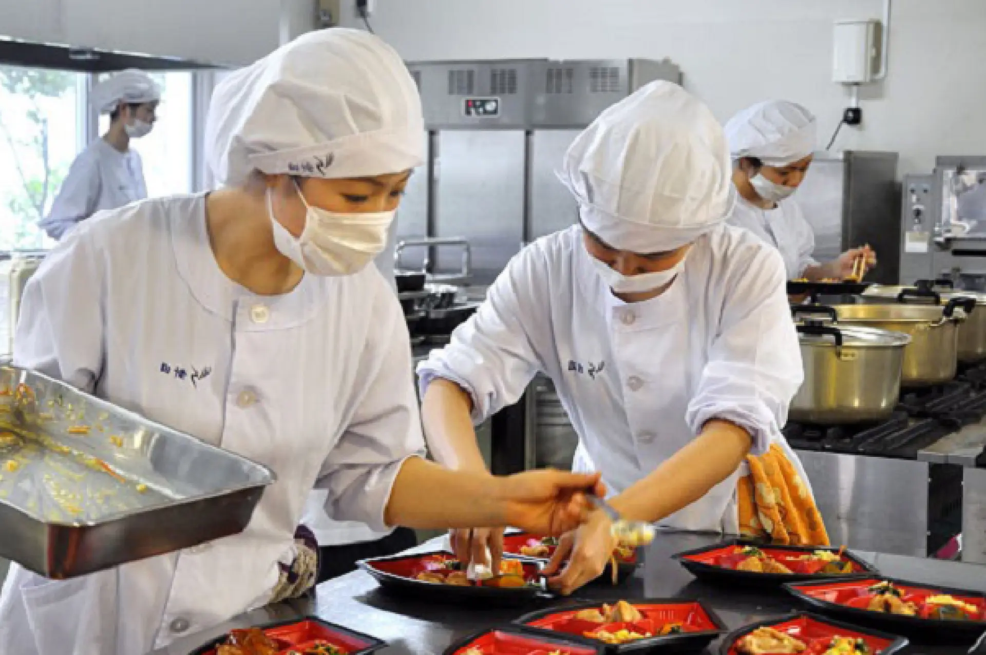 Tuyển 8 nữ chế biến thức ăn trong viện dưỡng lão