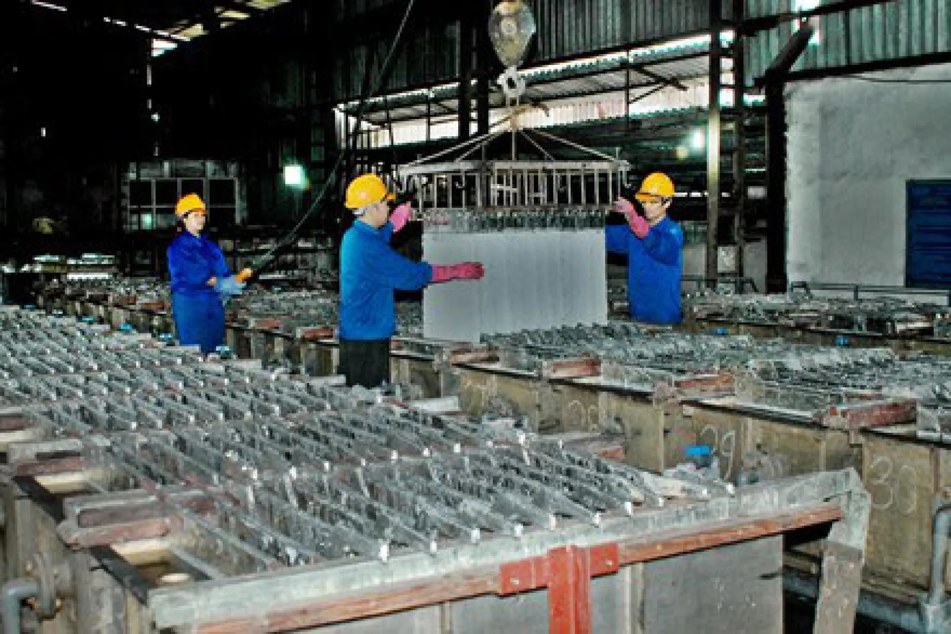 Tuyển 10 Nam sản xuất sản phẩm từ khoáng phi kim loại