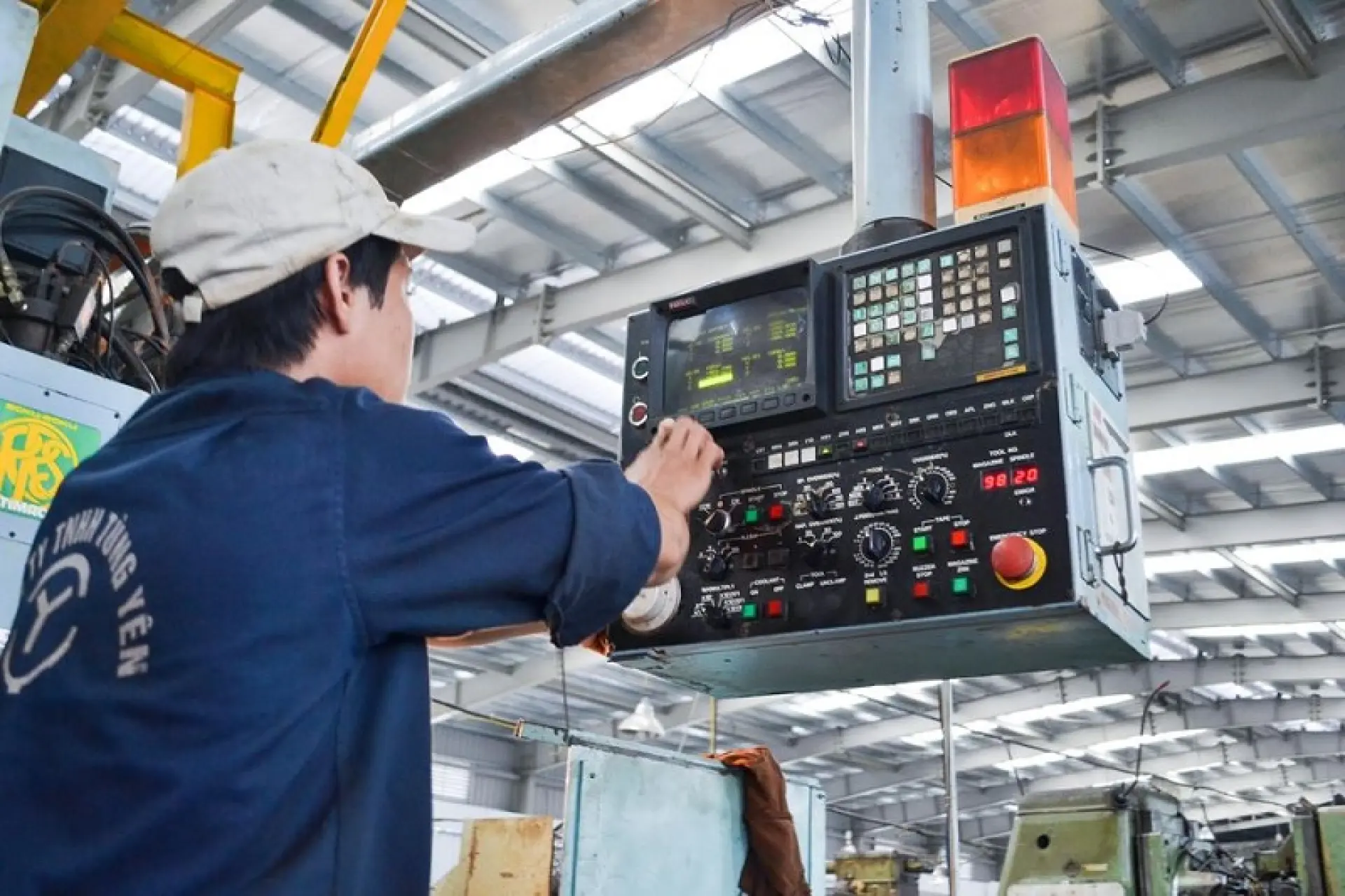 Tuyển 4 Nam vận hành máy CNC