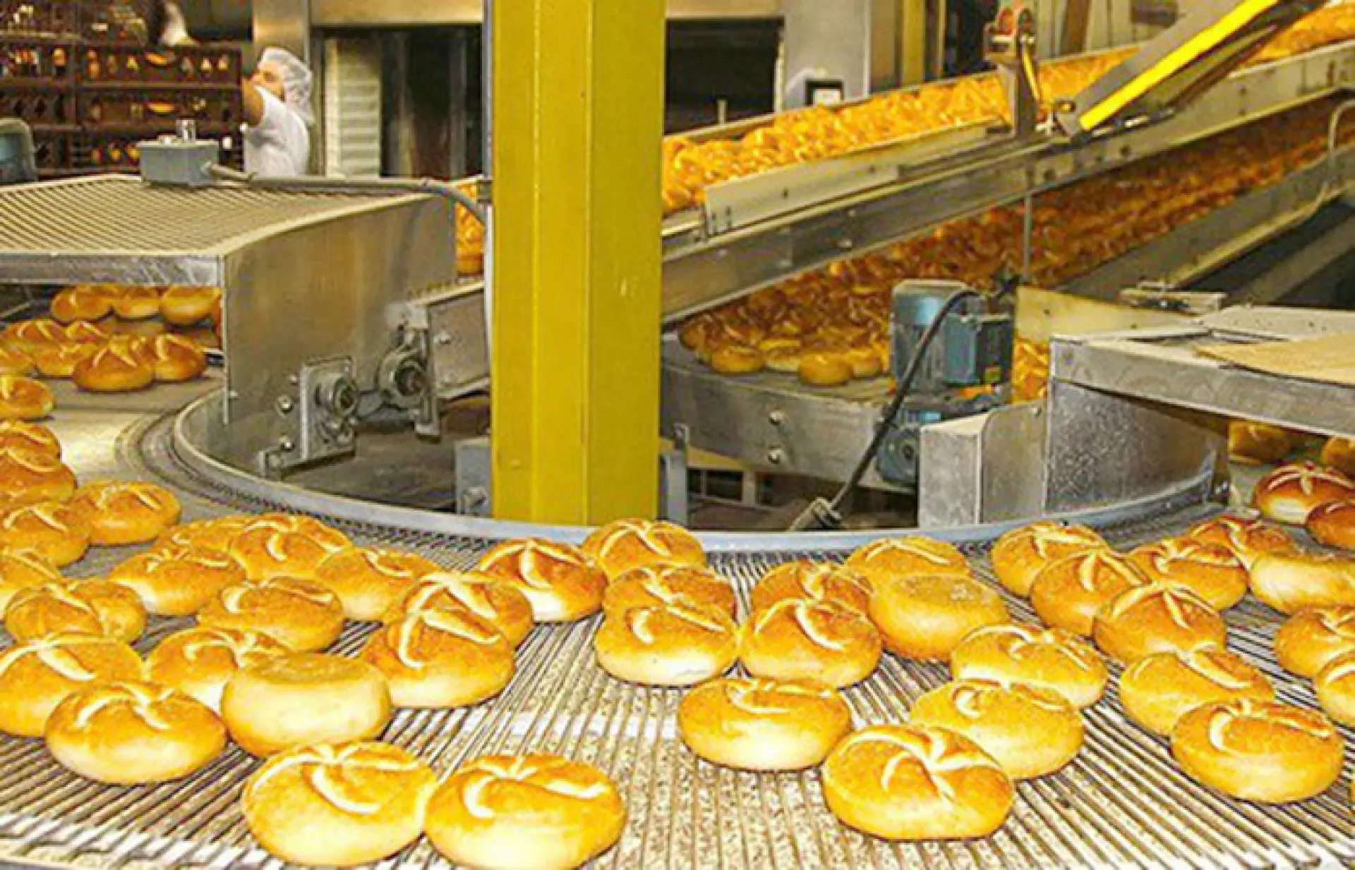 Tuyển 4 Nam sản xuất bánh mì