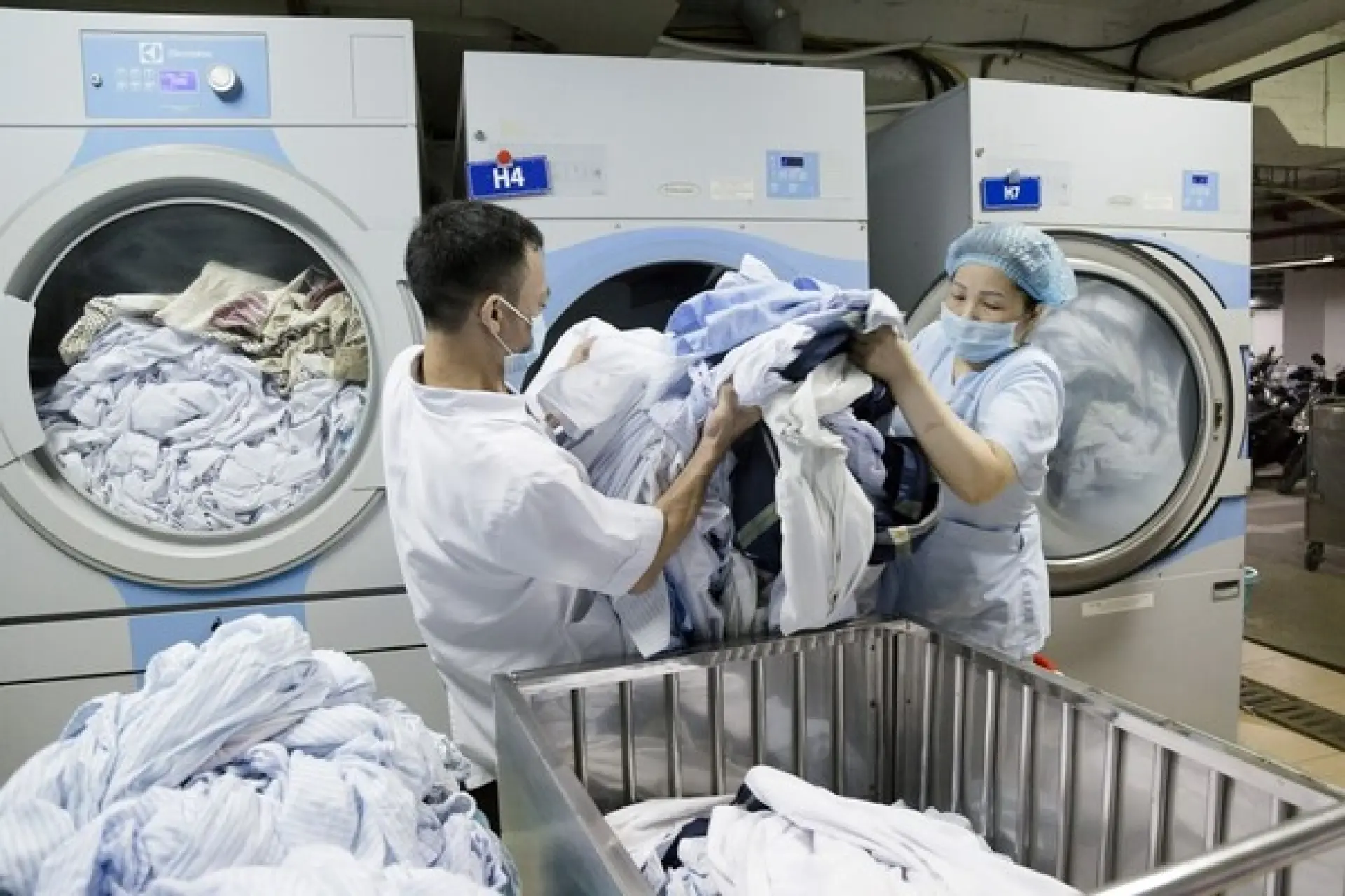 Tuyển 2 Nữ giặt là quần áo