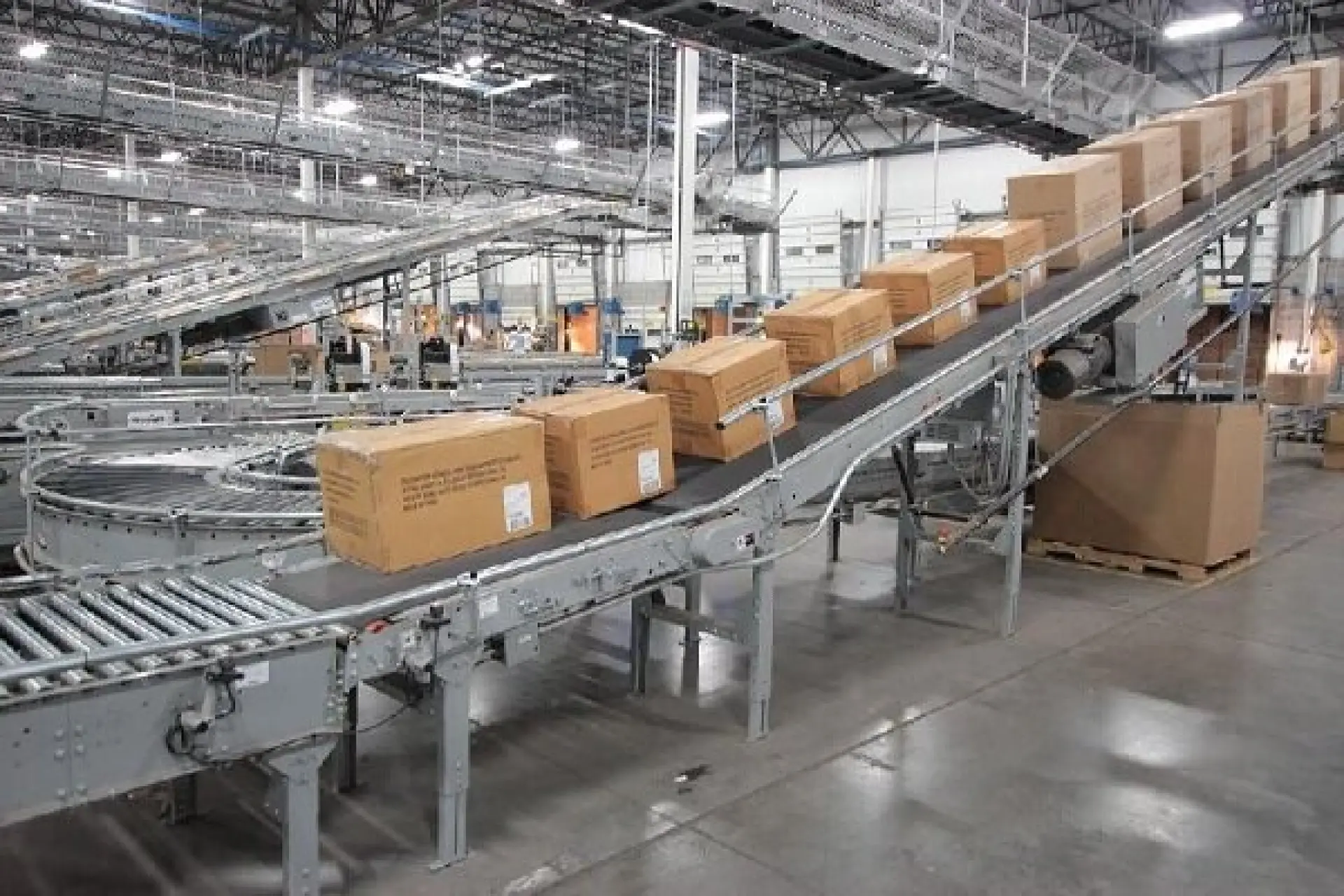 Tuyển 2 Nam sản xuất đóng gói sản phẩm