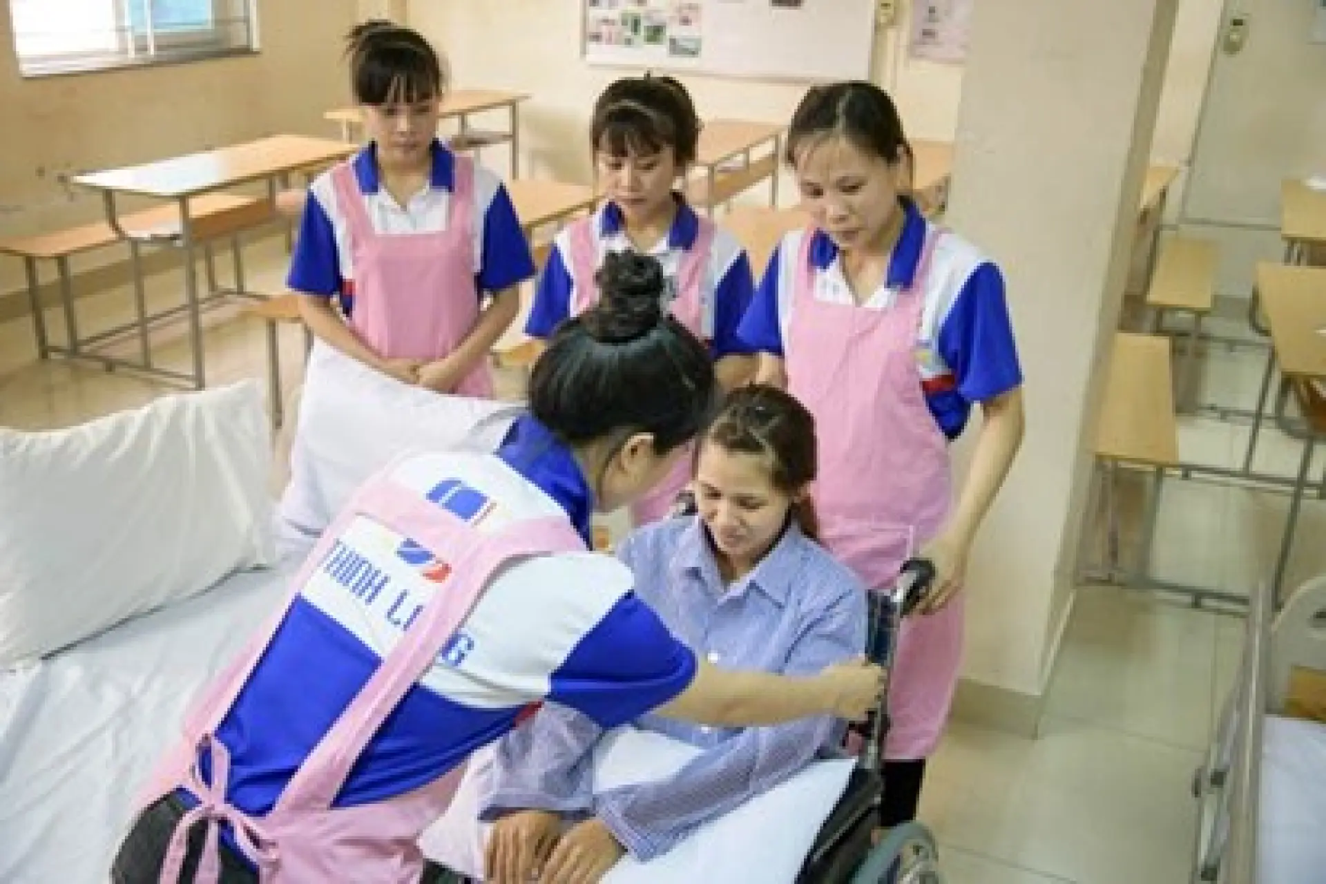 Tuyển 18 nữ hộ lý tại Cao Hùng