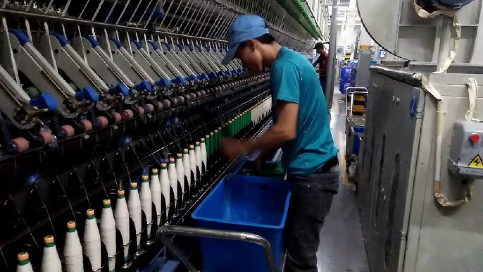 Tuyển 4 Nam thao tác máy móc sản xuất nhập kho