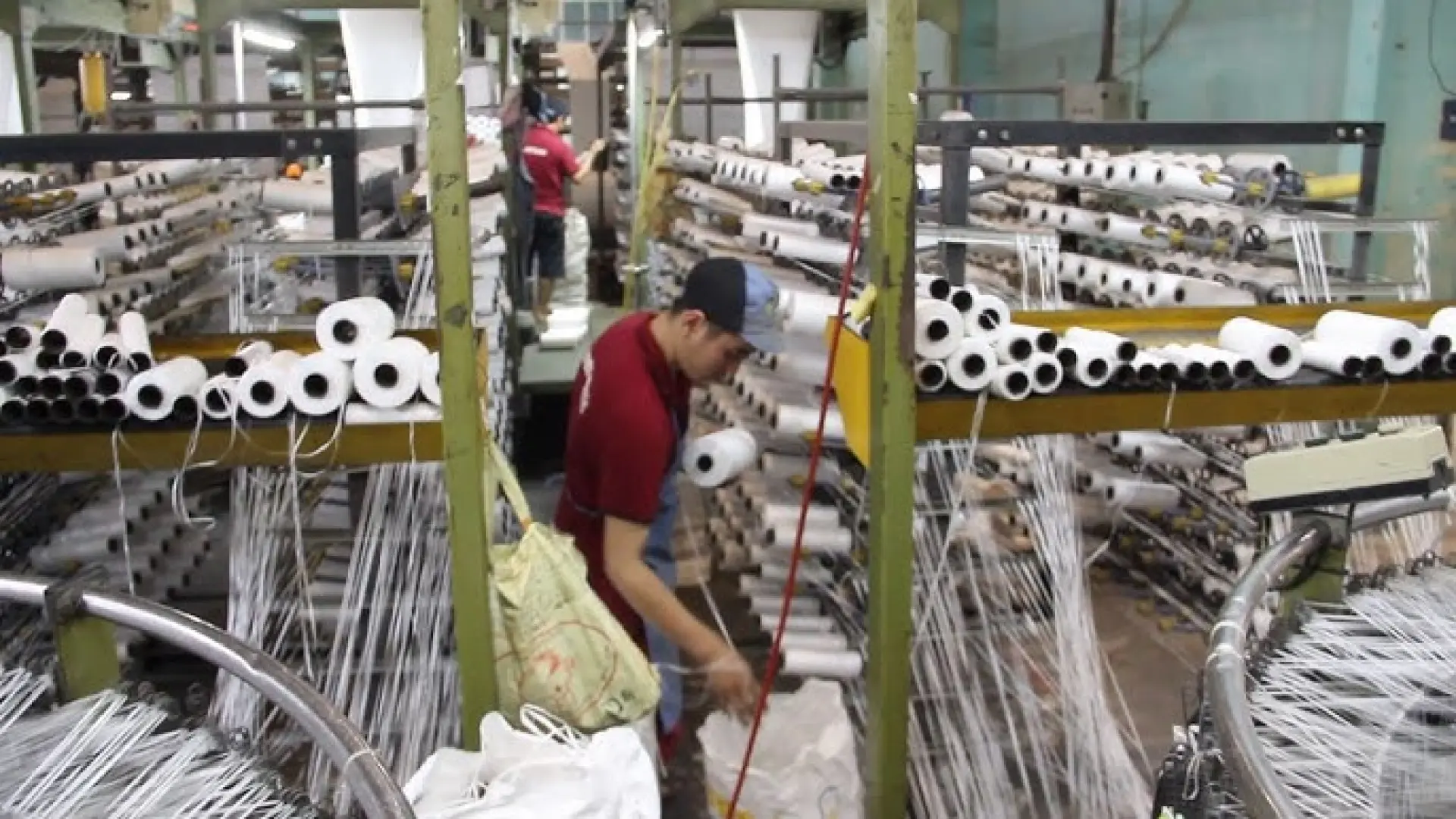 Tuyển 6 Nam thao tác máy vuốt sợi