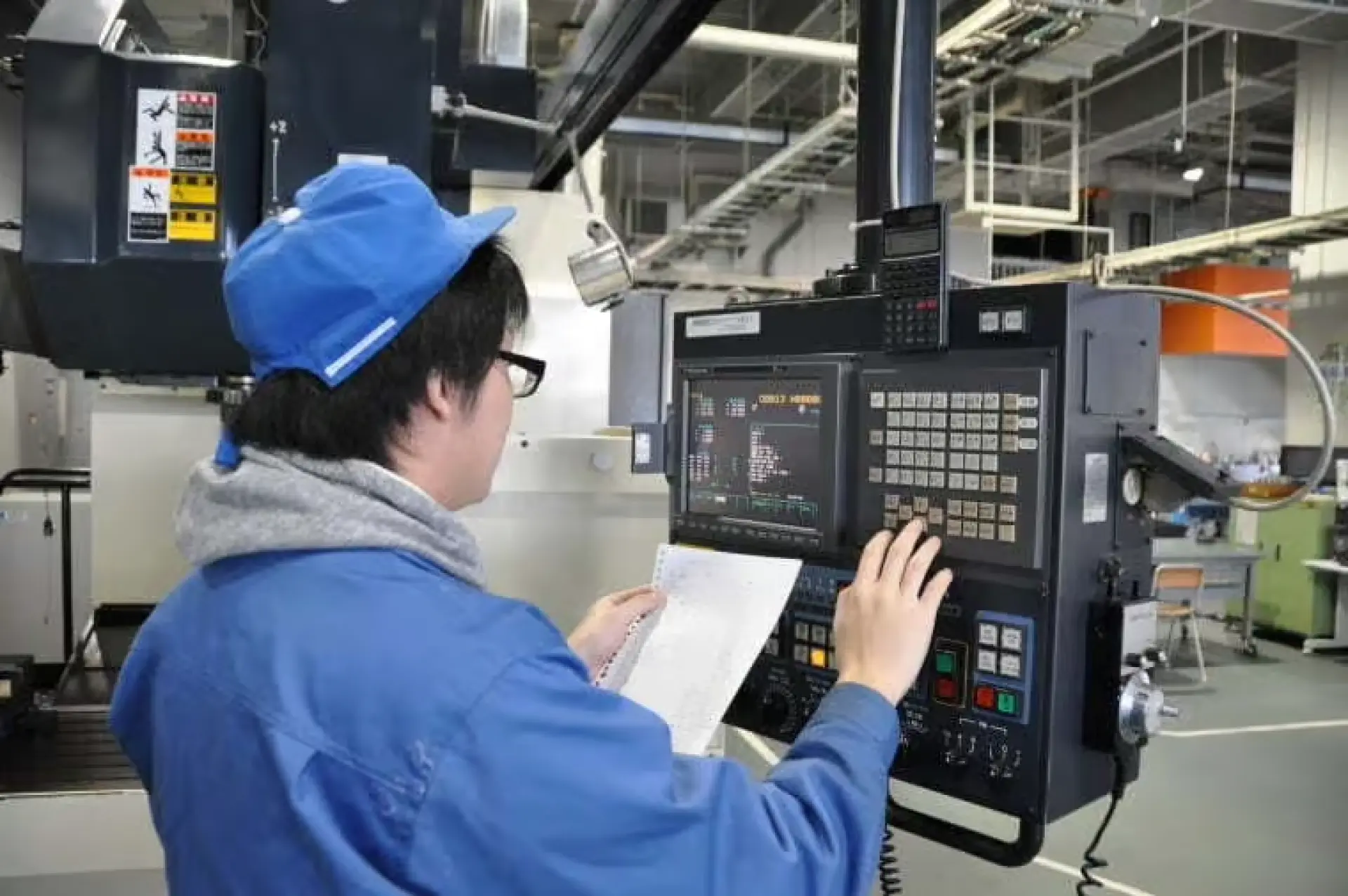 Tuyển 2 Nam thao tác máy móc CNC sản phẩm kim loại