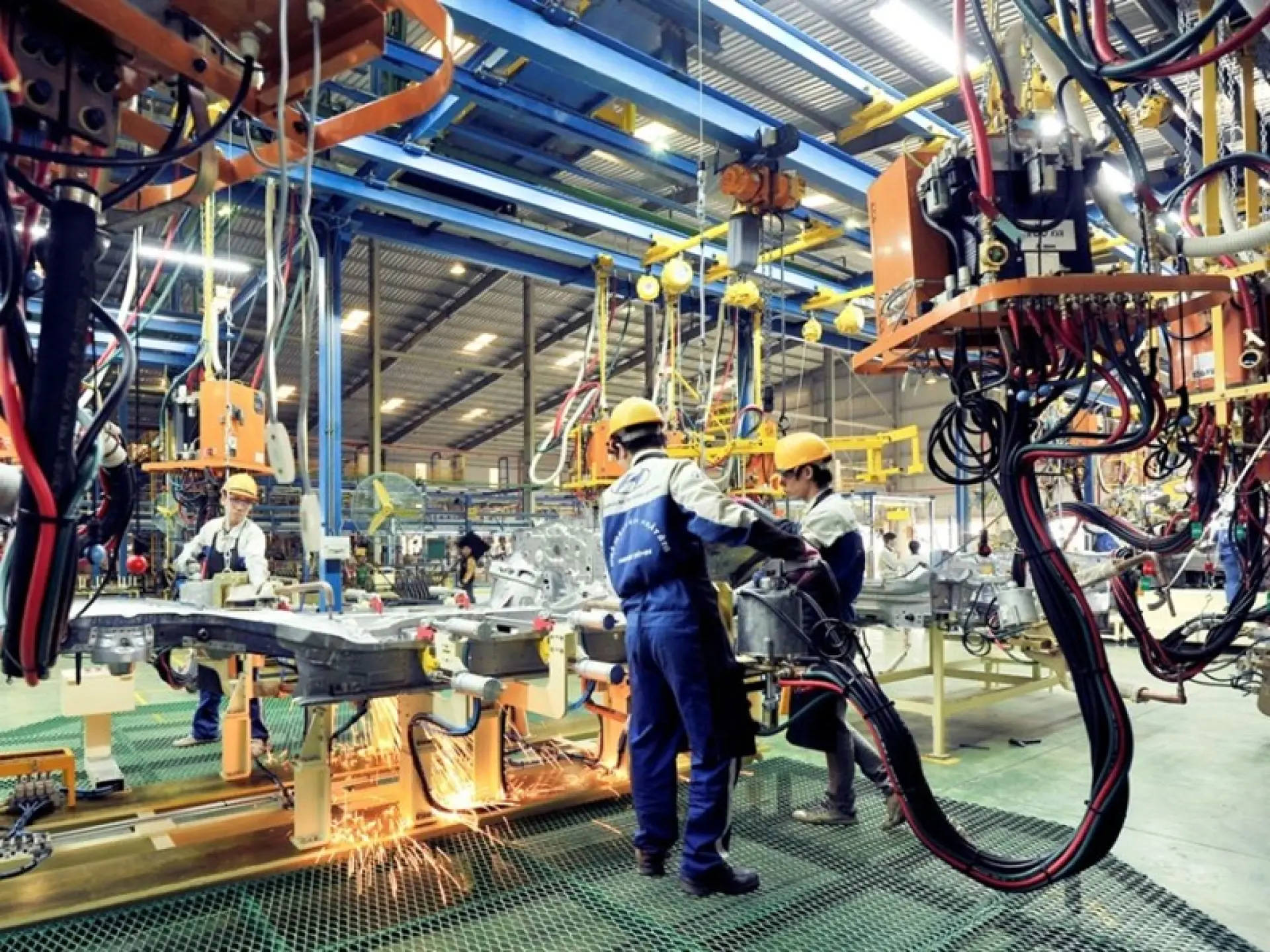 Tuyển 4CT 4DB Nam sản xuất thiết bị điện