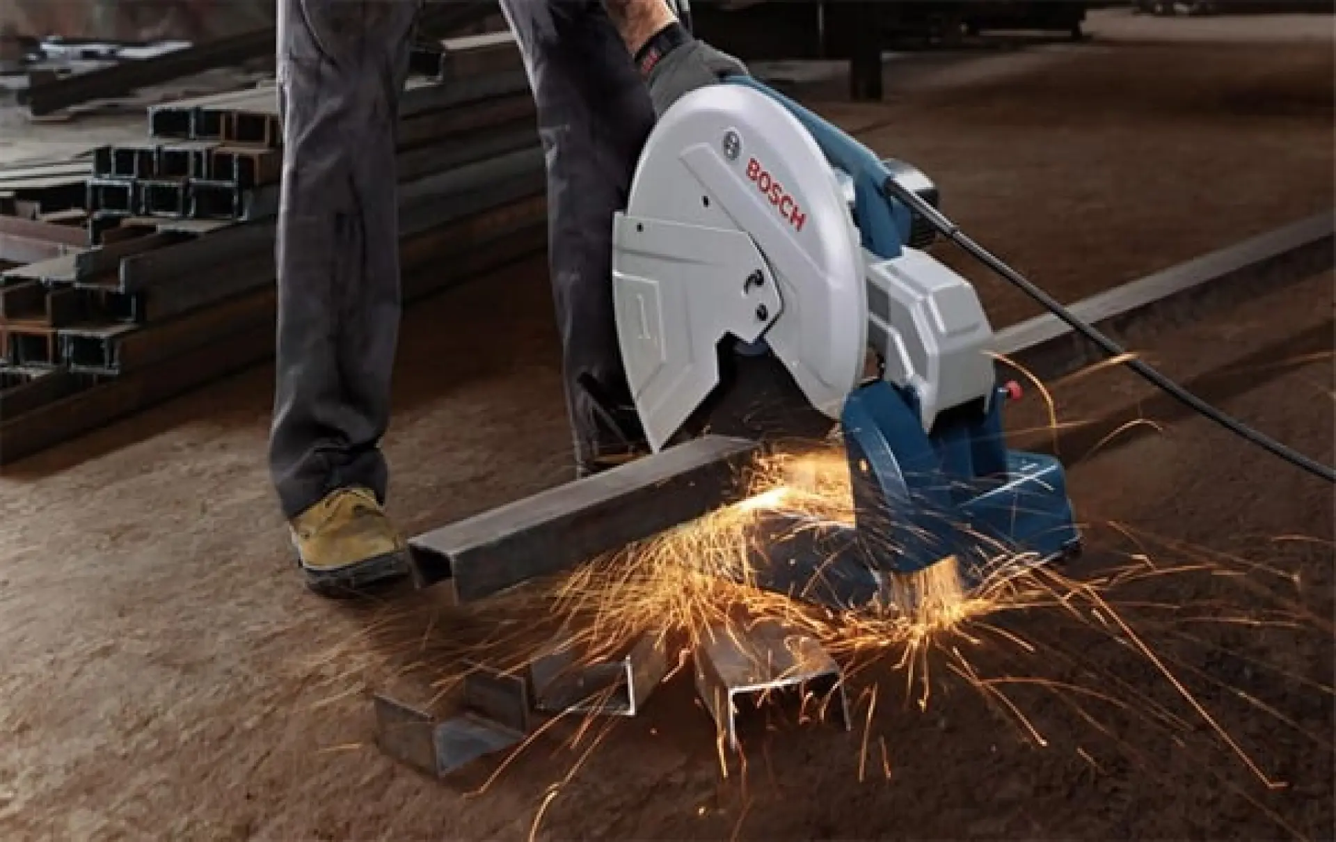 Tuyển 2 Nam thao tác máy cắt