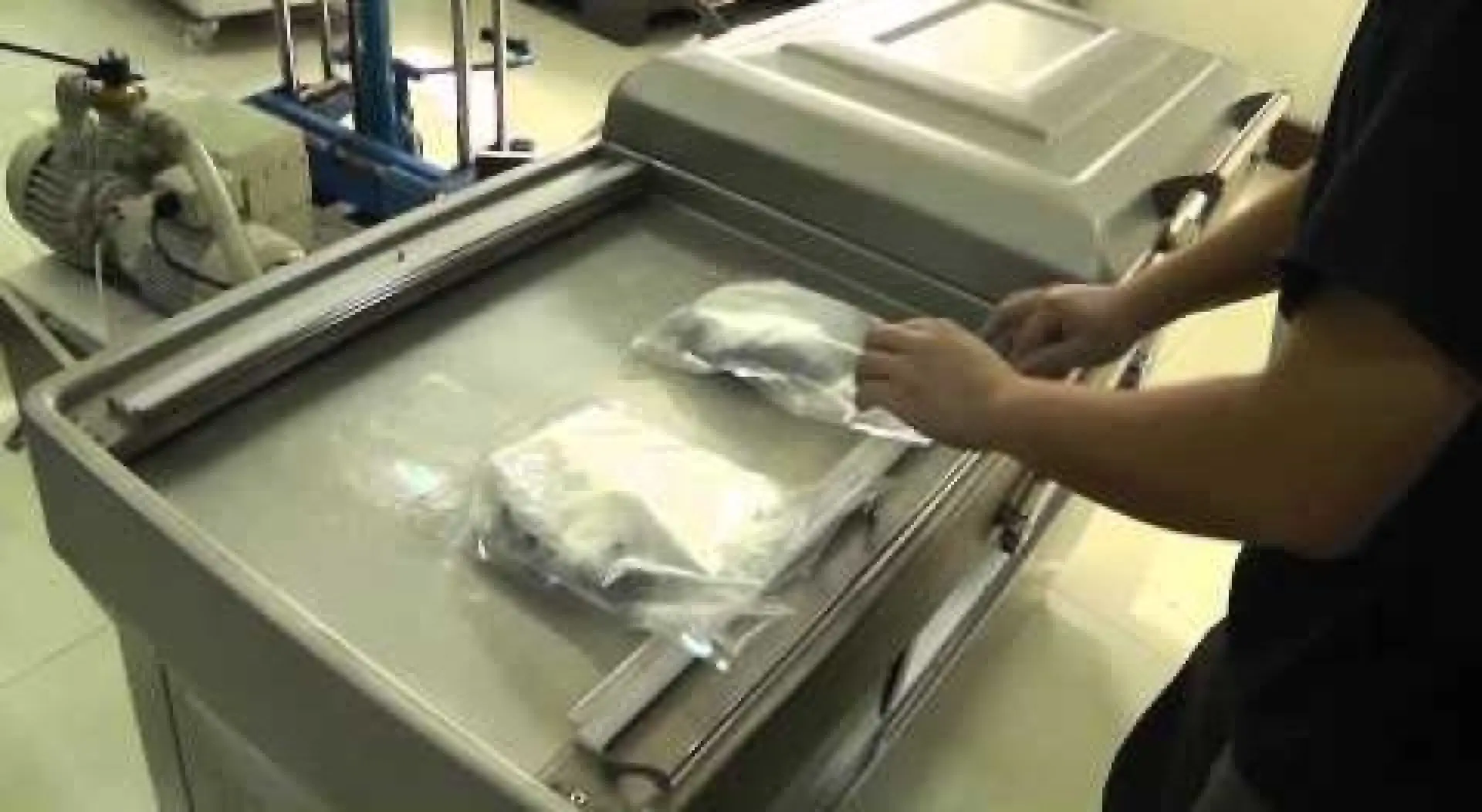 Tuyển 1 Nam thao tác máy hút chân không