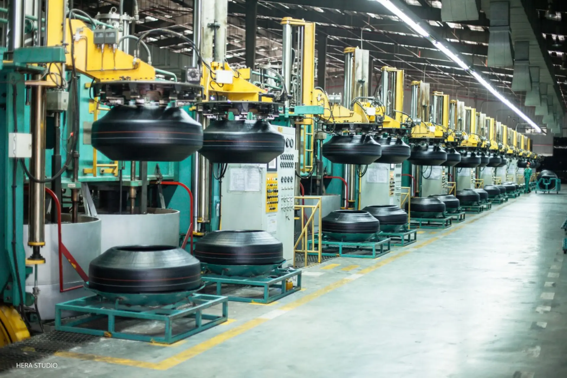 Tuyển 5 Nam thao tác máy phối cao su