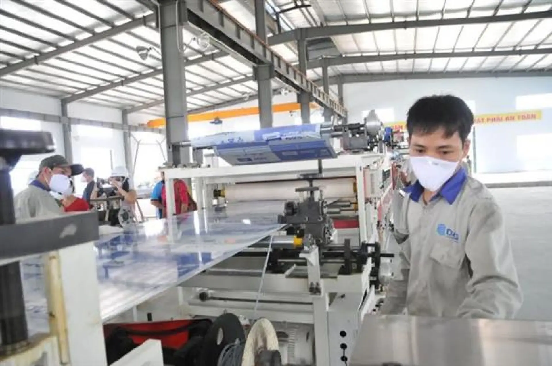 Tuyển 2 Nam sản xuất sản phẩm nhựa