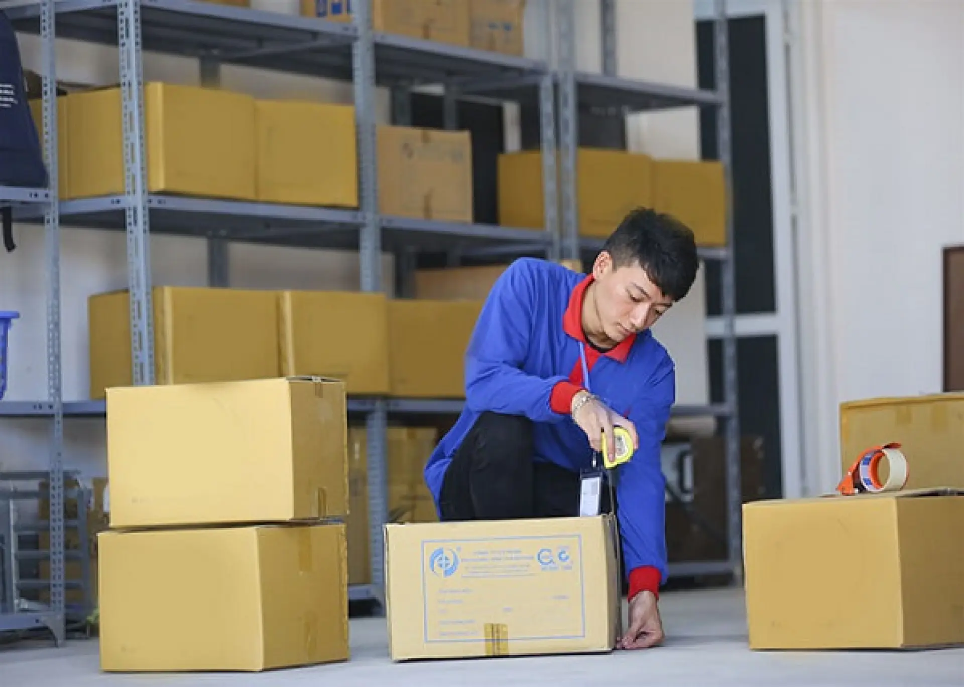 Tuyển 11 Nam đóng gói sản phẩm