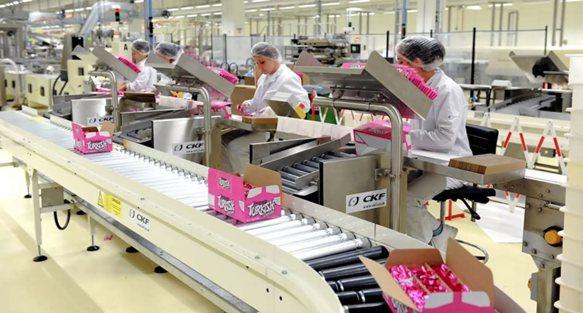 Tuyển 10 Nữ thao tác máy nhào bột sản xuất bánh