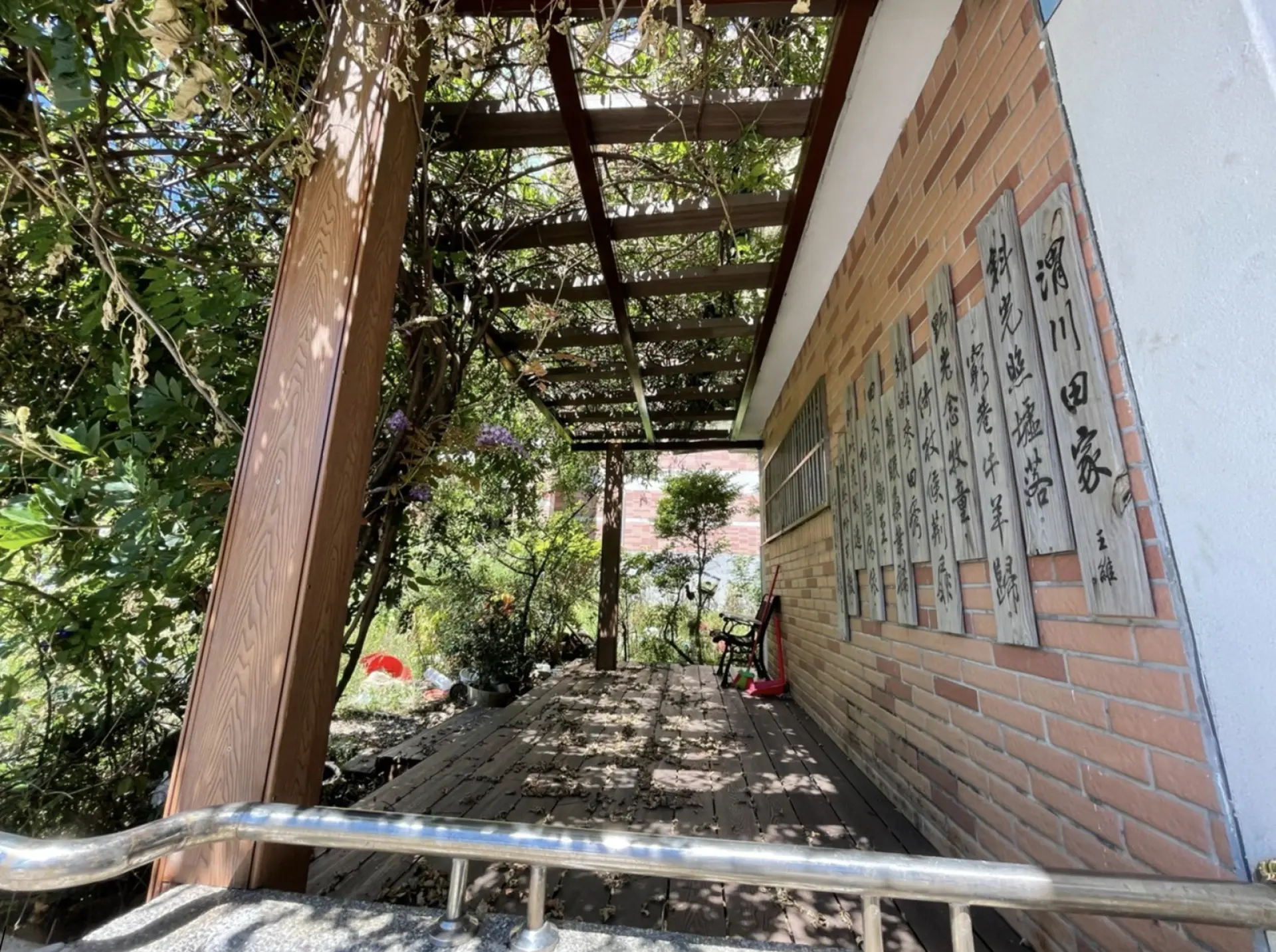 Tuyển 1 Nam sửa chữa nền bê tông, ghế đá, ghế gỗ các khu vực công cộng