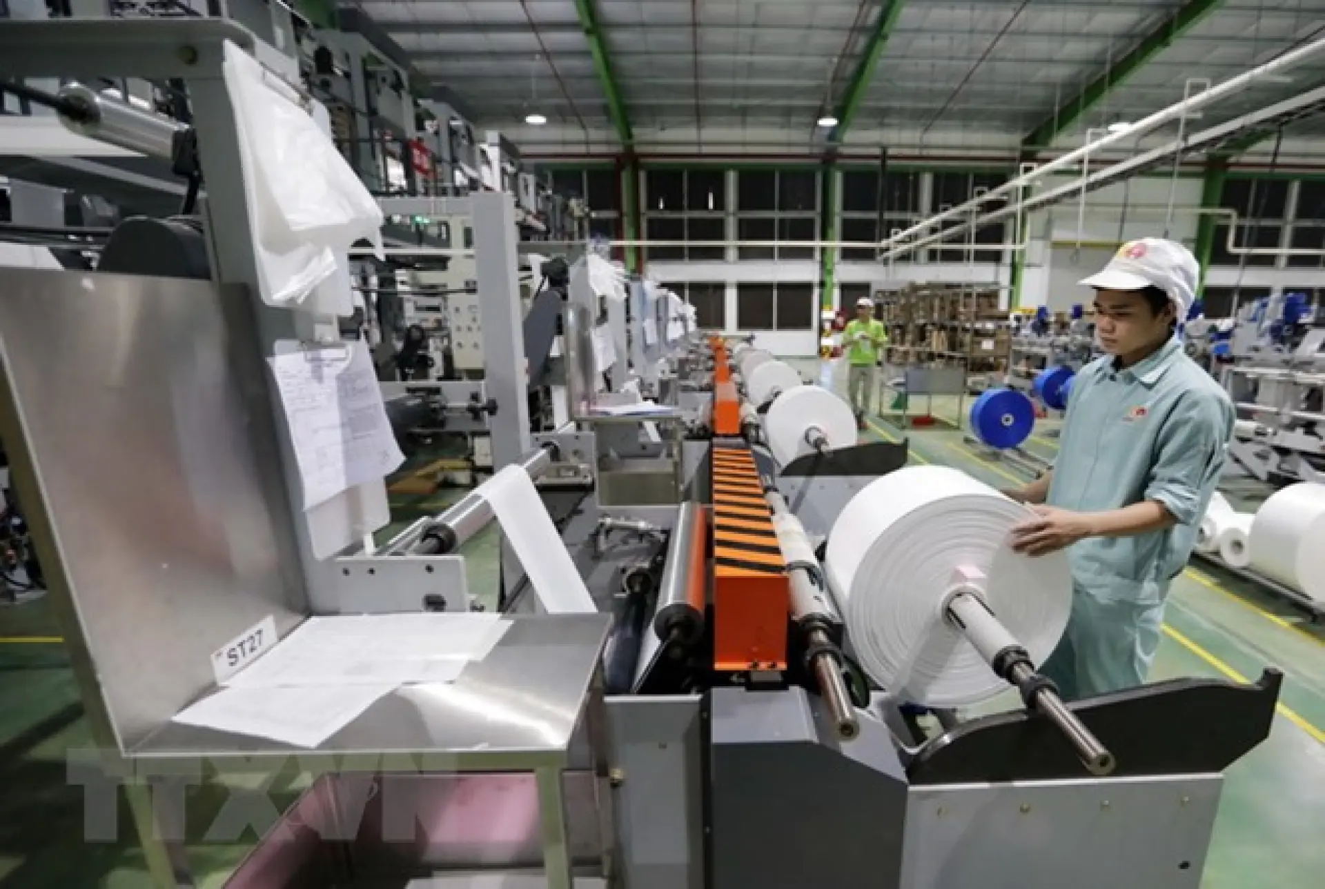 Tuyển 12 Nam sản xuất các sản phẩm nhựa cao cấp
