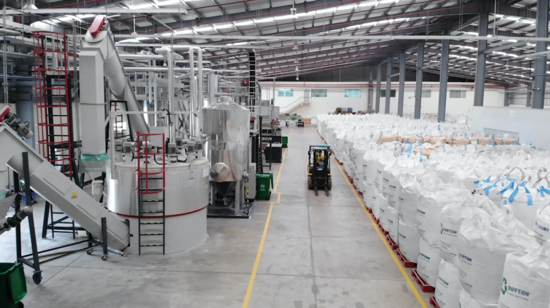 Tuyển 2 Nam tái chế phân loại đồ dùng nhựa