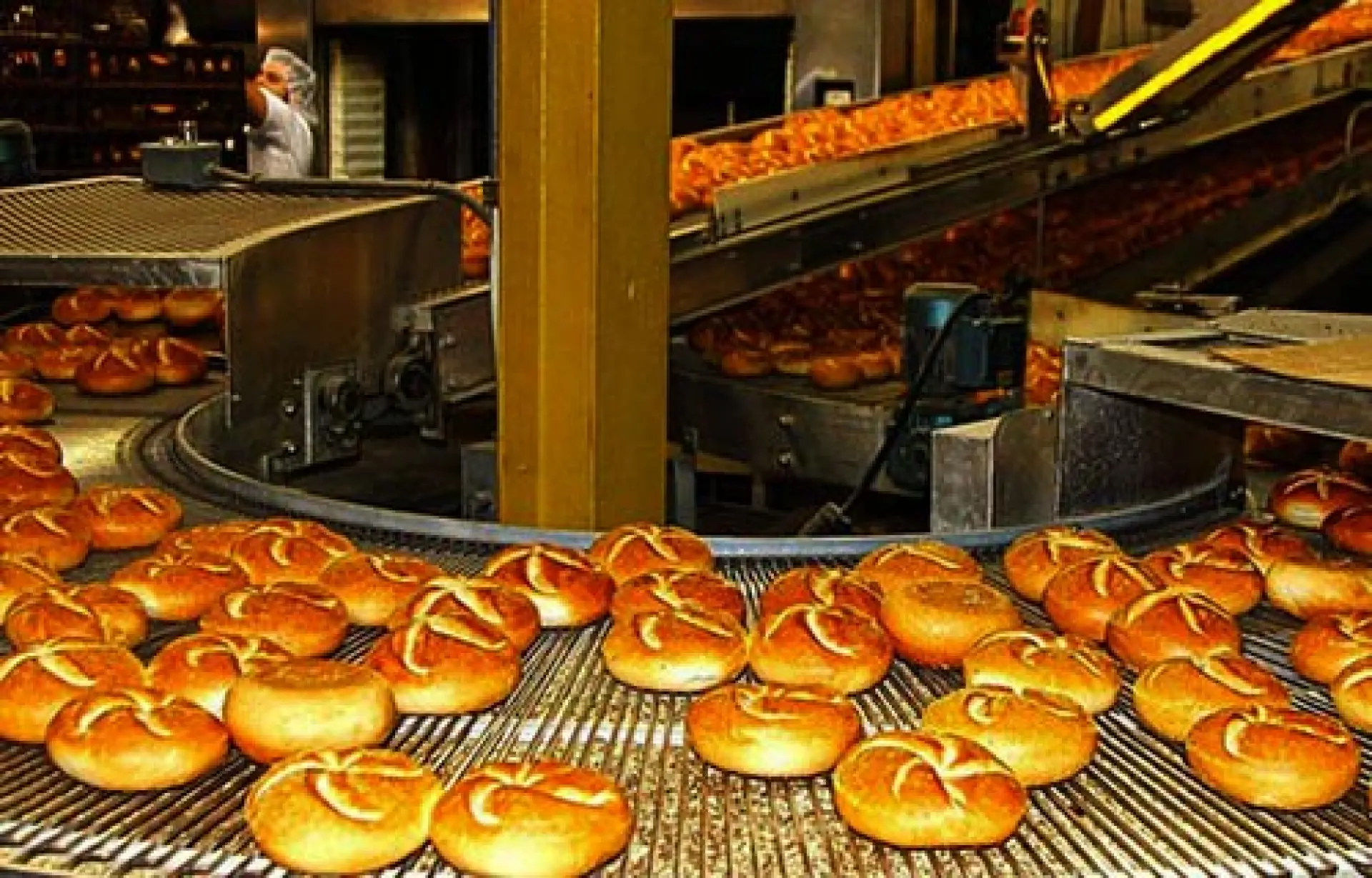 Tuyển 2 Nam sản xuất bánh mì