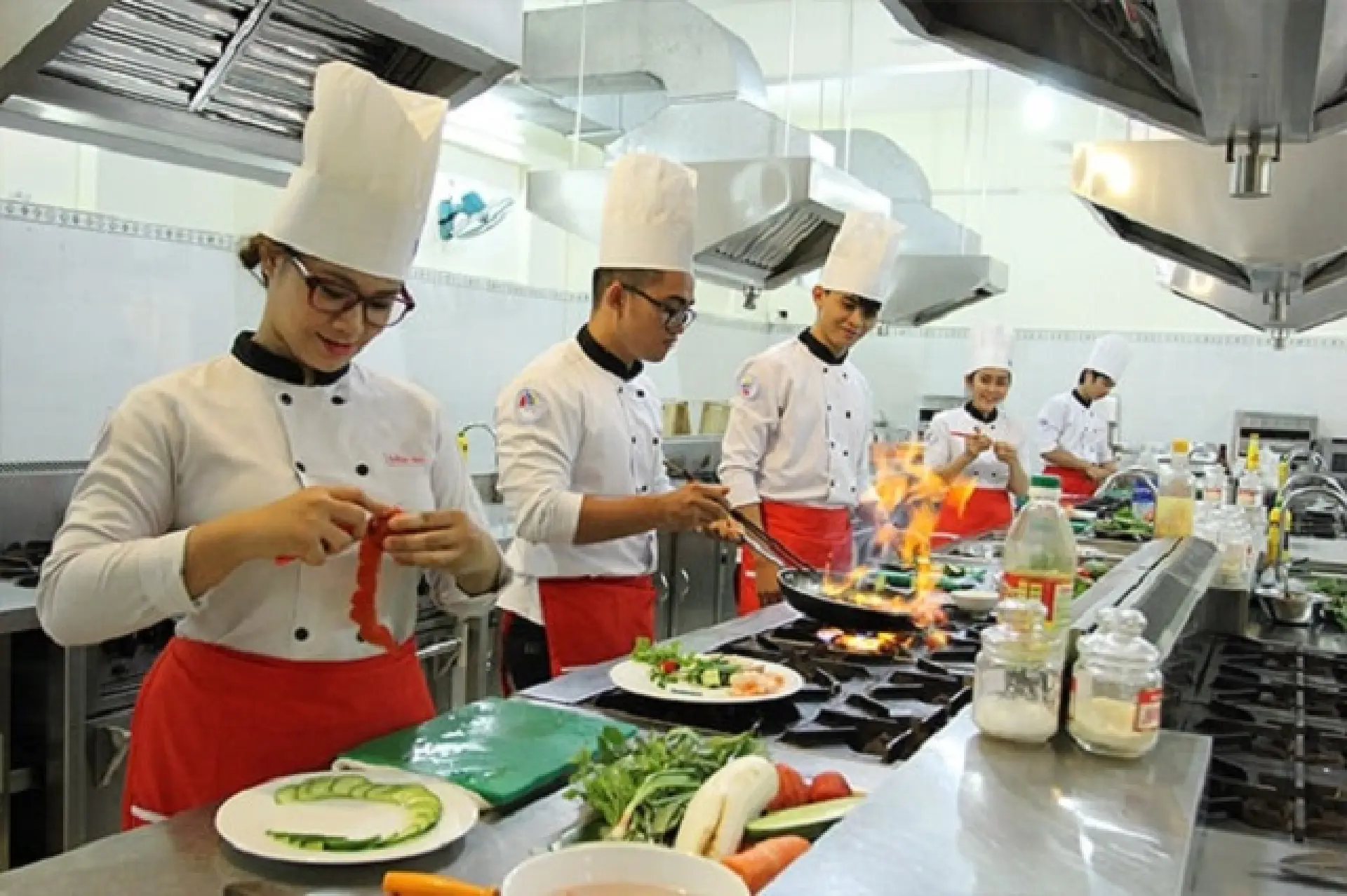 Tuyển 4 Nam chế biến đồ ăn