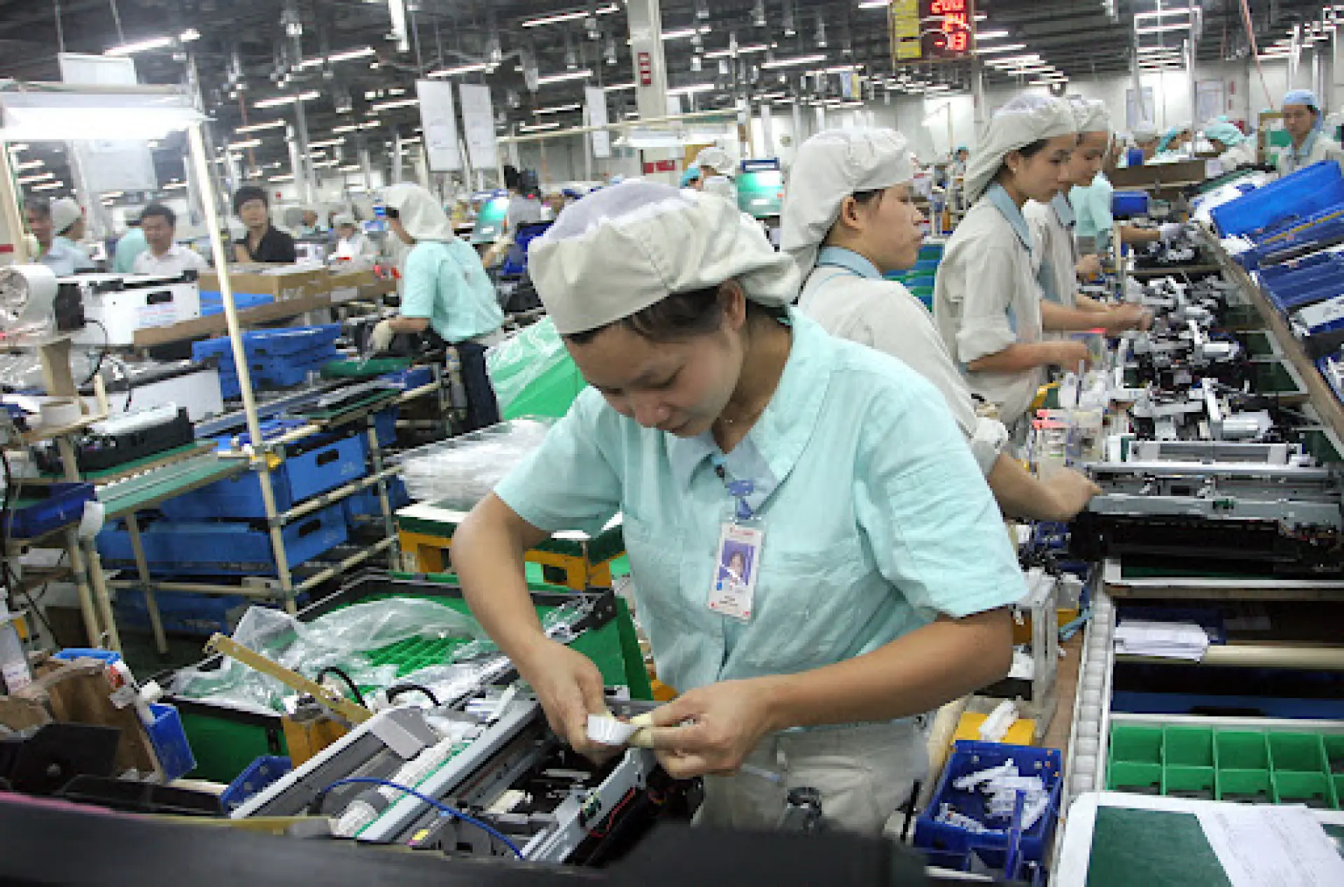 Tuyển 30 Nữ sản xuất lắp ráp sản phẩm quang điện