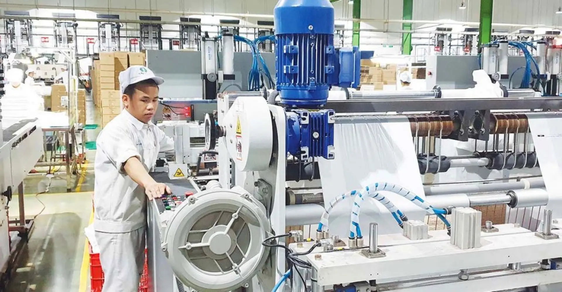 Tuyển 2 Nam thao tác máy thành hình linh kiện nhựa