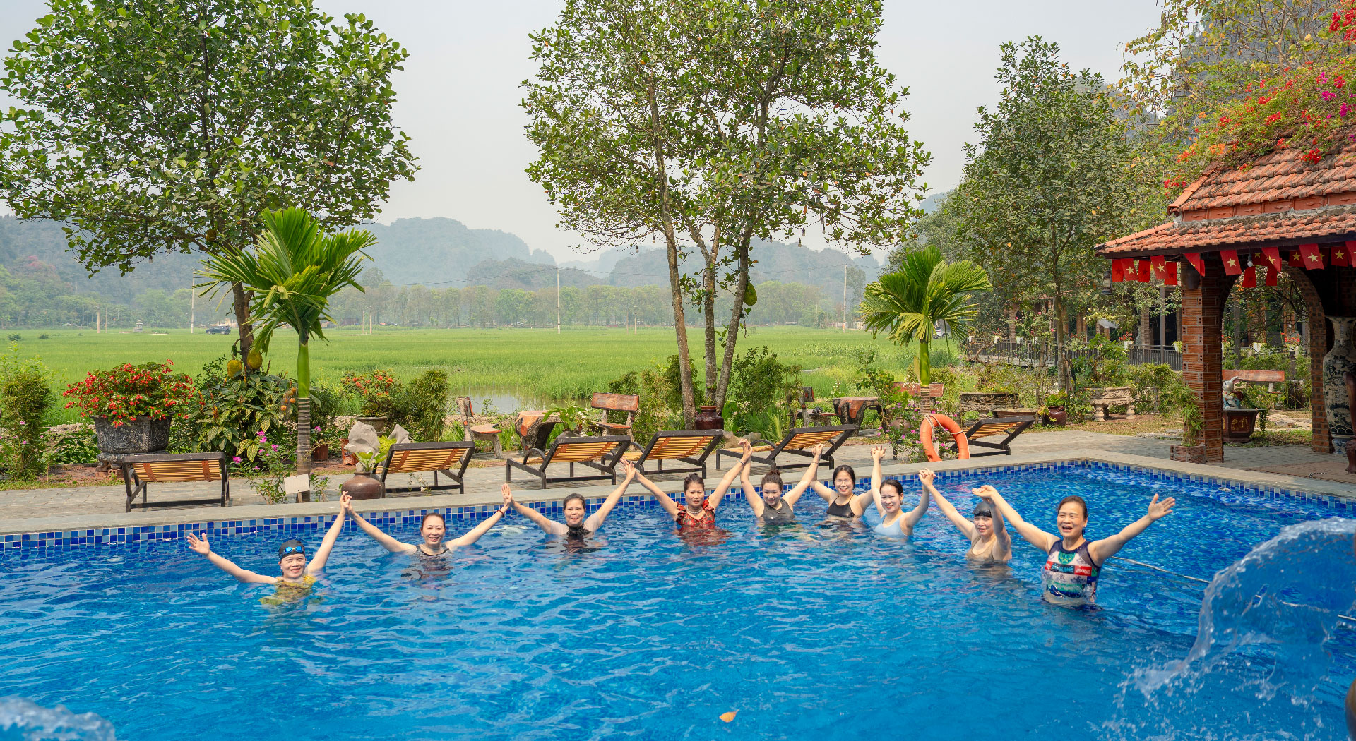 Bể bơi ngoài trời