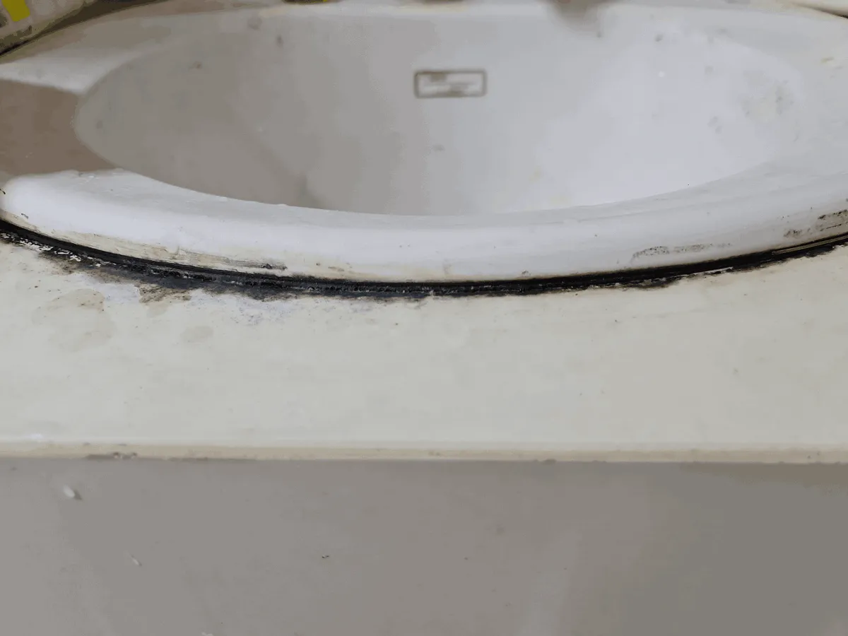 Một số hãng đá nhân tạo gốc nhựa kém chất lượng nên sản phẩm kém thẩm mỹ sau một thời gian sử dụng