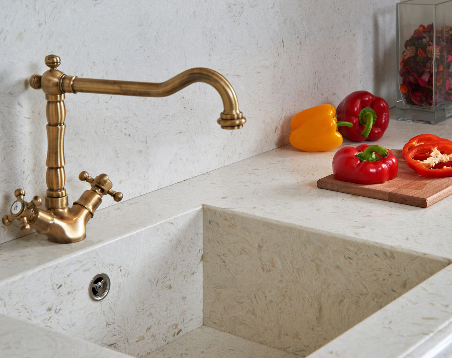 BQ8583 Akoya®