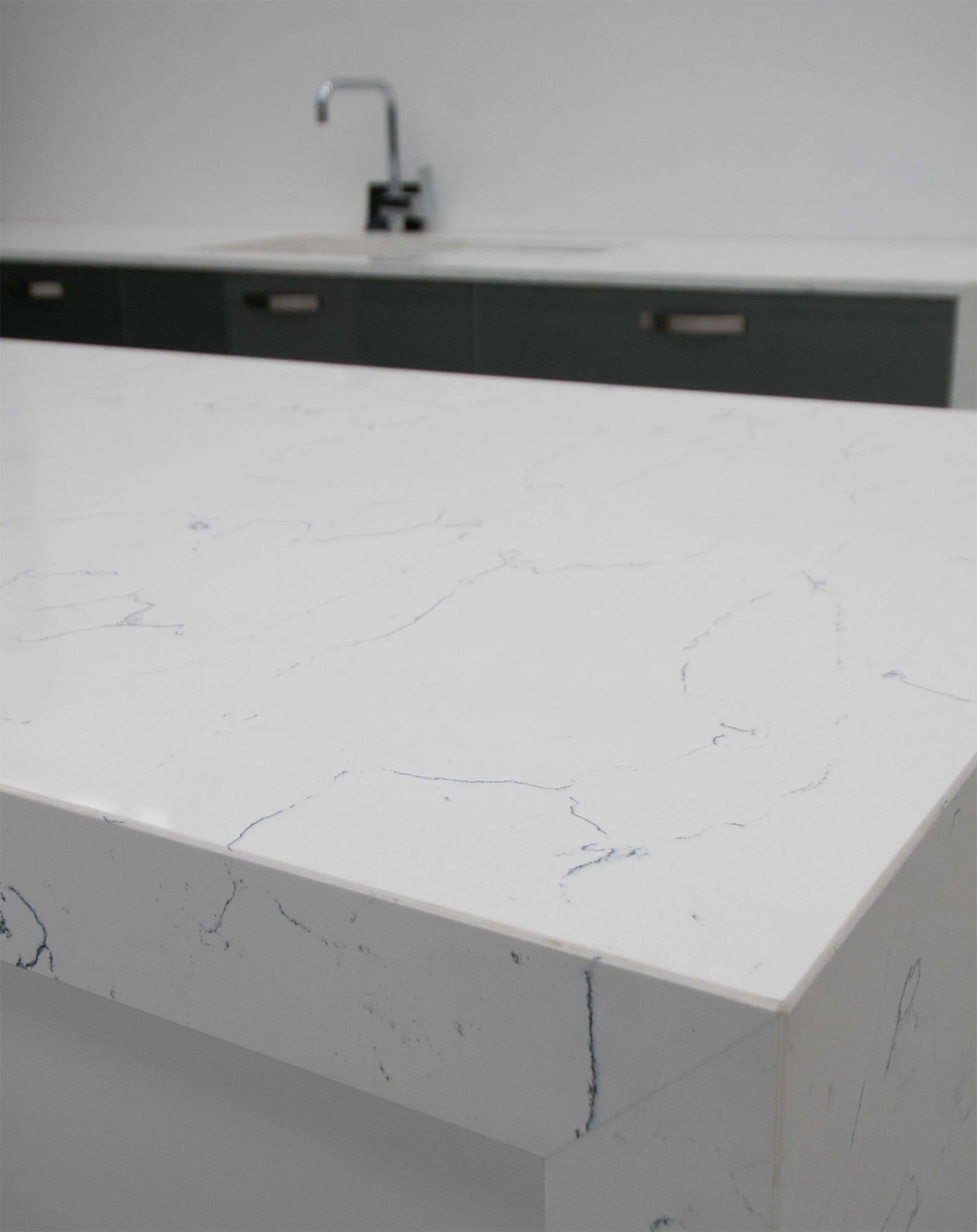 BQ8440 Bianco Venato™
